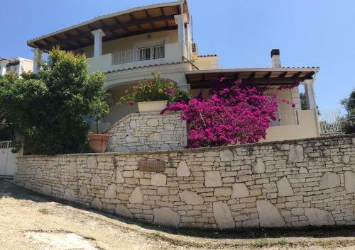 Villa Petrino - Central Flat Location Within Kassiopi. Sleeps 8