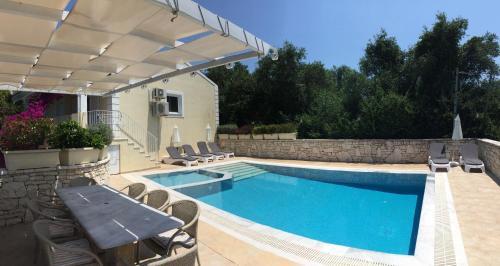 Villa Petrino - Central Flat Location Within Kassiopi. Sleeps 8