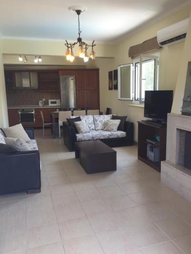 Villa Petrino - Central Flat Location Within Kassiopi. Sleeps 8