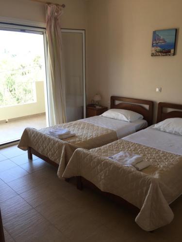 Villa Petrino - Central Flat Location Within Kassiopi. Sleeps 8