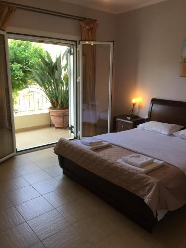 Villa Petrino - Central Flat Location Within Kassiopi. Sleeps 8