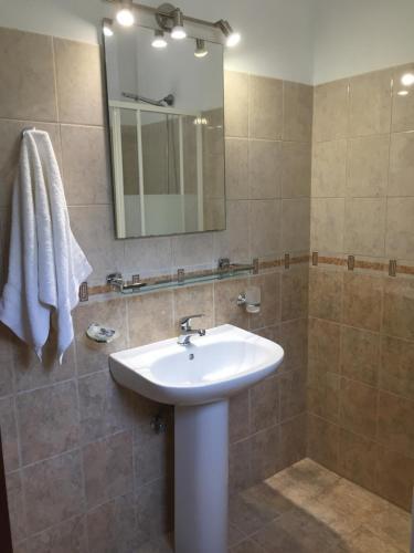 Villa Petrino - Central Flat Location Within Kassiopi. Sleeps 8