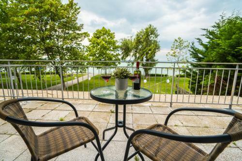 Siesta Sziget - Panor�m�s Balatonparti Apartmanok