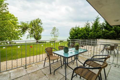Siesta Sziget - Panor�m�s Balatonparti Apartmanok