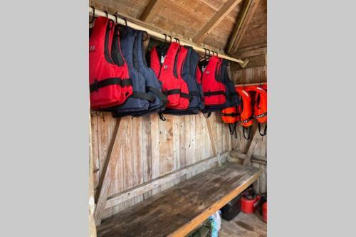 Newly Renovated Rustic Seaside Cabin B�r�y 3 Boat
