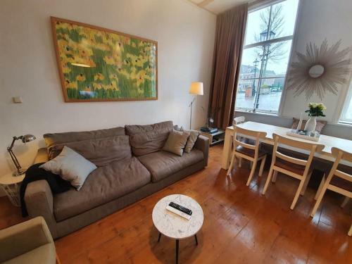 Canal House 8 Person