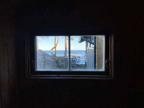 Idyllic Southern Cabin Near The Sea