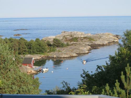 Idyllic Southern Cabin Near The Sea