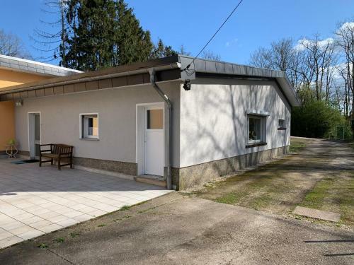 Modernes Haus Auf Gro�em Grundst�ck Im Gr�nen