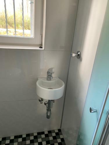 Modernes Haus Auf Gro�em Grundst�ck Im Gr�nen