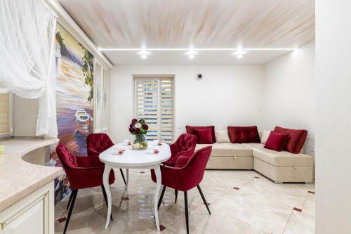 Rynok Square City Center Two Bedroom Apartment!