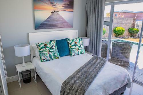 Exclusive Poolside Villa, Humewood