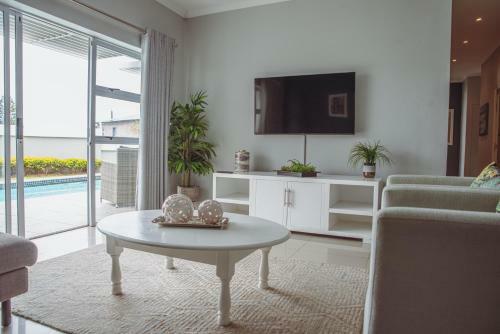 Exclusive Poolside Villa, Humewood