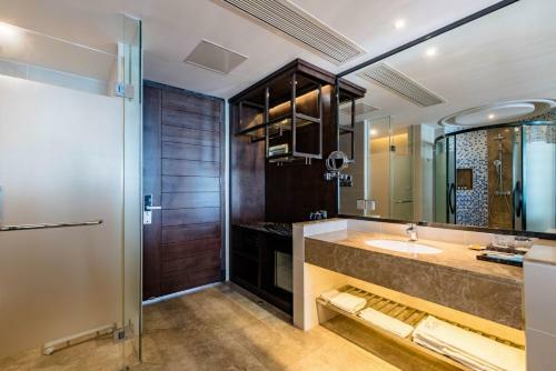 Floral Hotel Lingshui Lanshe Beach Seaview