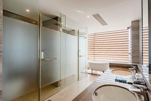 Floral Hotel Lingshui Lanshe Beach Seaview