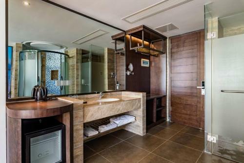 Floral Hotel Lingshui Lanshe Beach Seaview