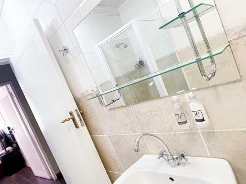 Hostal Amorus Guesthouse
