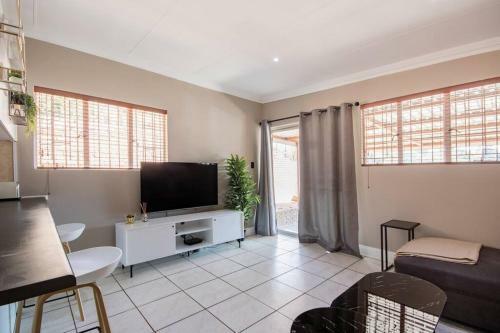 Beautiful And Modern Apartment Close To Menlyn
