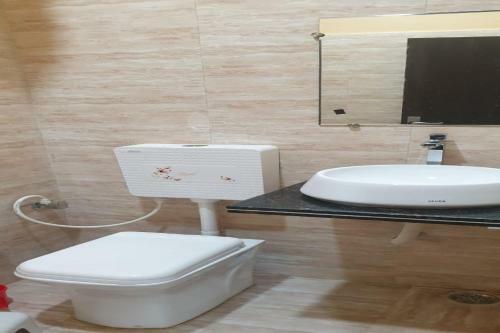 Oyo 86172 Samrat Hotel