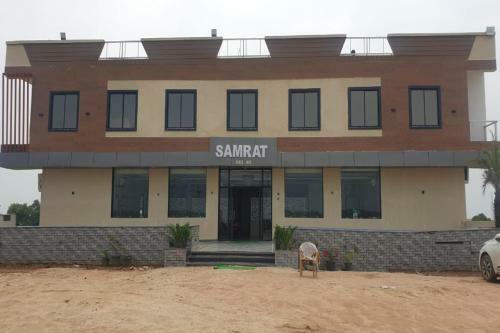 Oyo 86172 Samrat Hotel