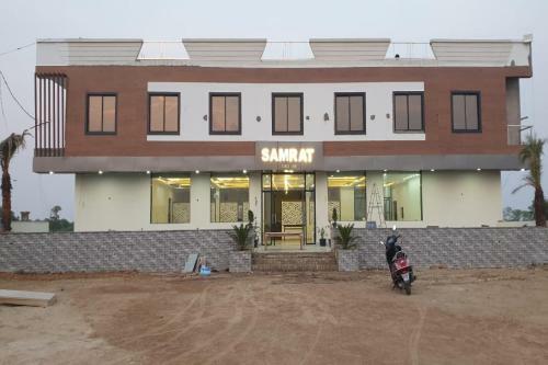 Oyo 86172 Samrat Hotel