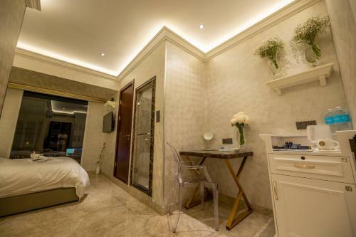 A Residence @ Between Hilton & Cititel Hotel