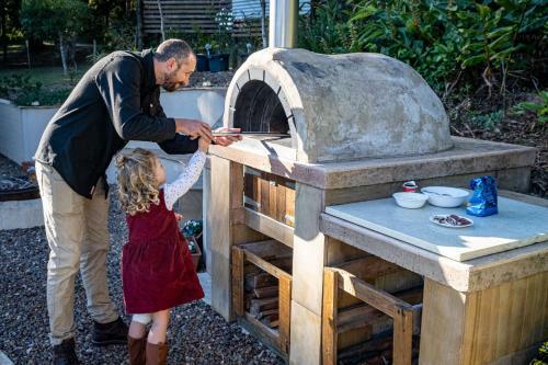 Escape To The Maleny Hinterland This Winter - Pizza Oven, Fireplace, Firepit