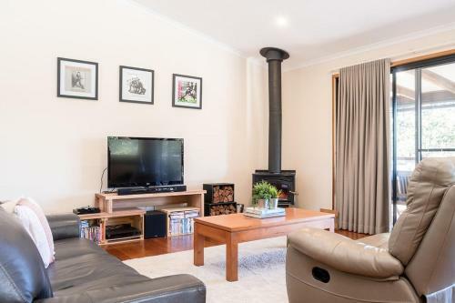 Escape To The Maleny Hinterland This Winter - Pizza Oven, Fireplace, Firepit