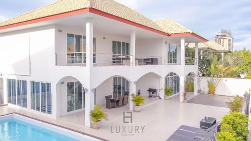 Modern 4 Bedroom Pool Villa - Vy