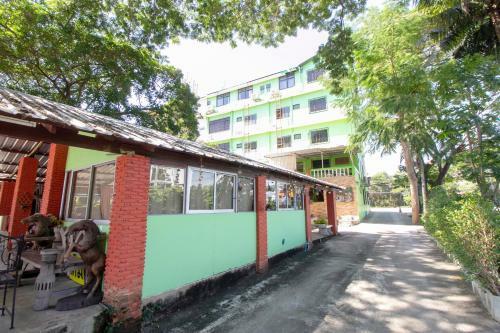 Oyo 75372 Flight Hut Hotel