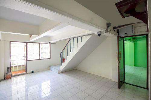 Oyo 75372 Flight Hut Hotel