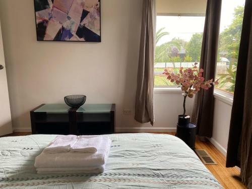Gunnas Oasis - A Peaceful Spacious Hood With A Private Study/lounge