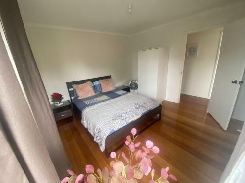Gunnas Oasis - A Peaceful Spacious Hood With A Private Study/lounge