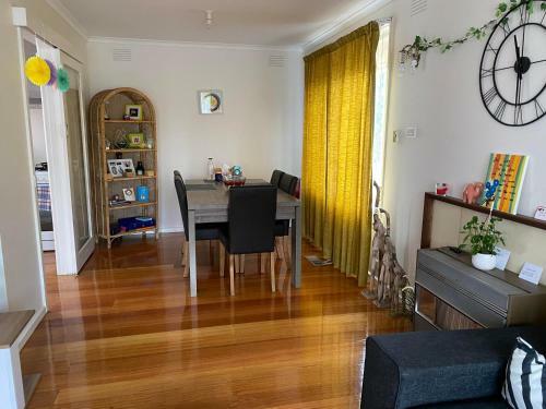 Gunnas Oasis - A Peaceful Spacious Hood With A Private Study/lounge