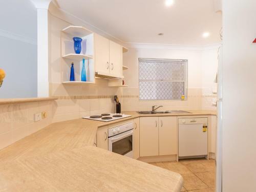 Kristie Court, 2 7 Weatherly Close