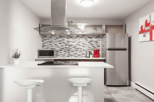 Entire 2 Bedroom Apartment Uptown Waterloo Kw