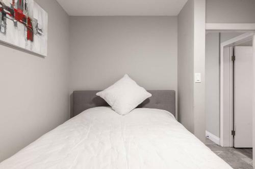 Entire 2 Bedroom Apartment Uptown Waterloo Kw