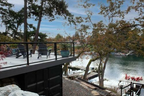Waters Edge, 2 Bed Gorge Waterfront Suite