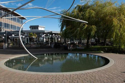 Waters Edge, 2 Bed Gorge Waterfront Suite