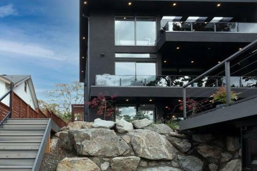 Waters Edge, 2 Bed Gorge Waterfront Suite