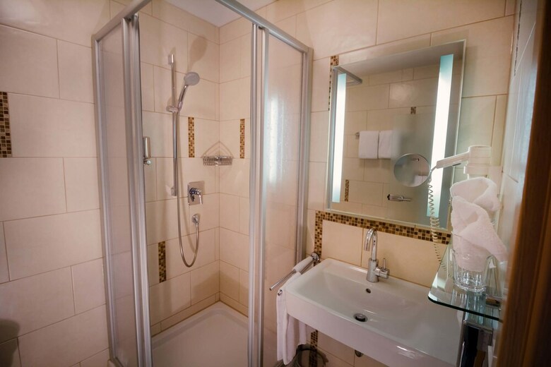 Hostal Landhotel Und Weingasthof Schwarzer Adler