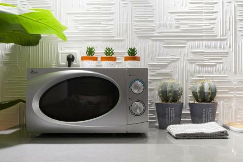 Unique Studio Apartment With Jacuzzi, Close To German Colony Street