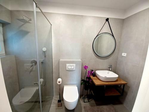 Seafront Villa ?entada Near Trogir, Heated Pool, Childrens Playground, Bbq