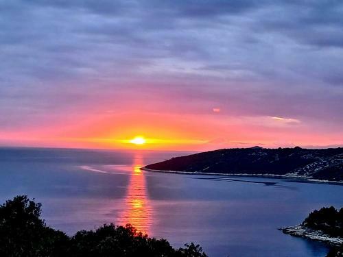 Seafront Villa ?entada Near Trogir, Heated Pool, Childrens Playground, Bbq