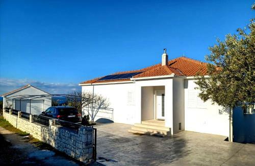 Seafront Villa ?entada Near Trogir, Heated Pool, Childrens Playground, Bbq