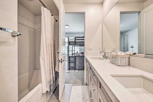 Apartamento Luxe Retreat With Rooftop Less Than Half Mi To Beach!