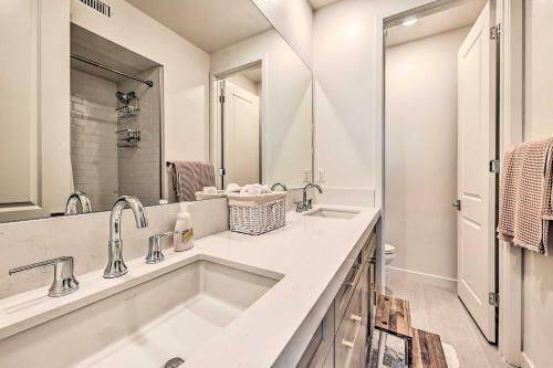 Apartamento Luxe Retreat With Rooftop Less Than Half Mi To Beach!