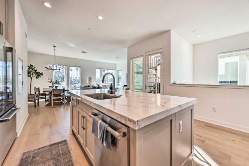 Apartamento Luxe Retreat With Rooftop Less Than Half Mi To Beach!