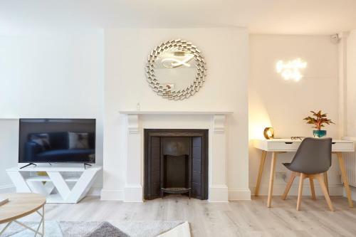 Stylish, Spacious One-bedroom Apartment With Free Parking