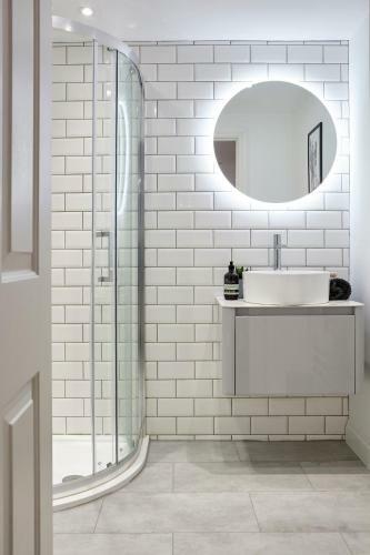 Stylish, Spacious One-bedroom Apartment With Free Parking